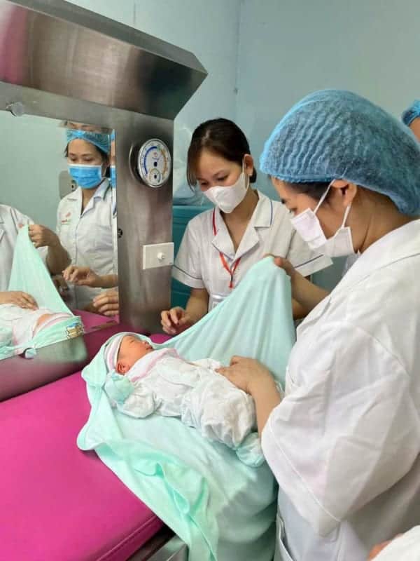 Sinh viên được thực tập tắm bé tại khoa sản bệnh viện