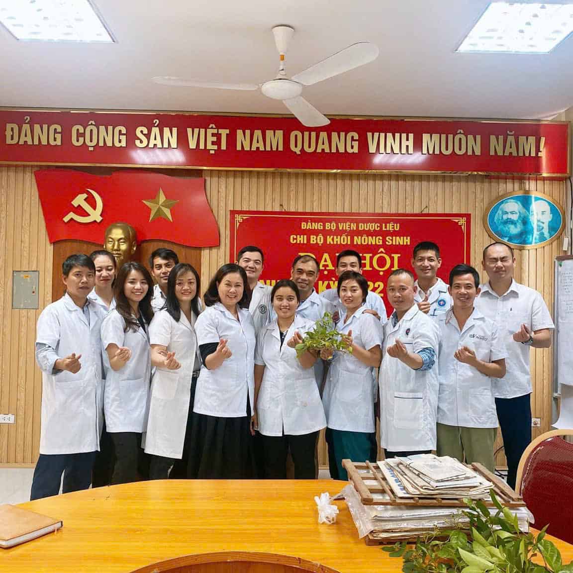 Học viên thực hành bào chế thuốc Đông y tại lớp học Hà Nội
