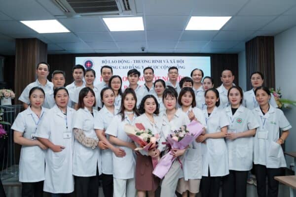 Học viên thực hành tại lớp bào chế Đông dược Hà Nội