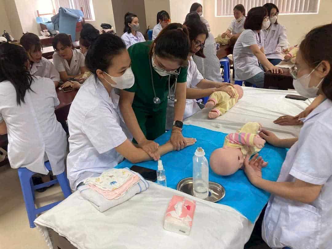 Khóa học tắm bé và chăm sóc mẹ sau sinh