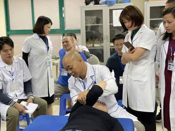 Có nên học xoa bóp bấm huyệt không