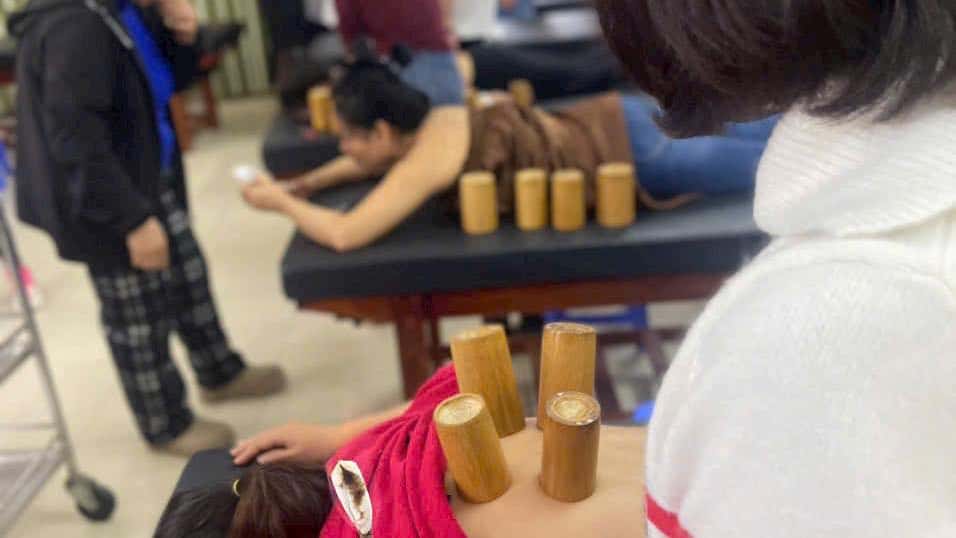 Học giác hơi trong khóa xoa bóp trị liệu