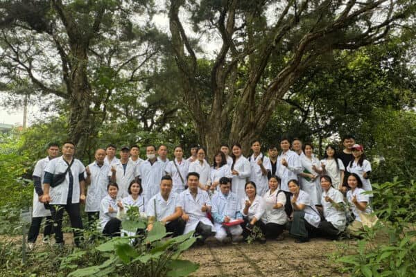 Học bào chế dược liệu tại vườn dược liệu