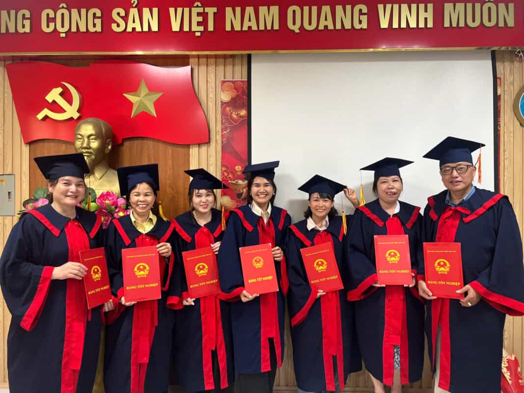 Lớp bào chế dược liệu dự lễ tốt nghiệp