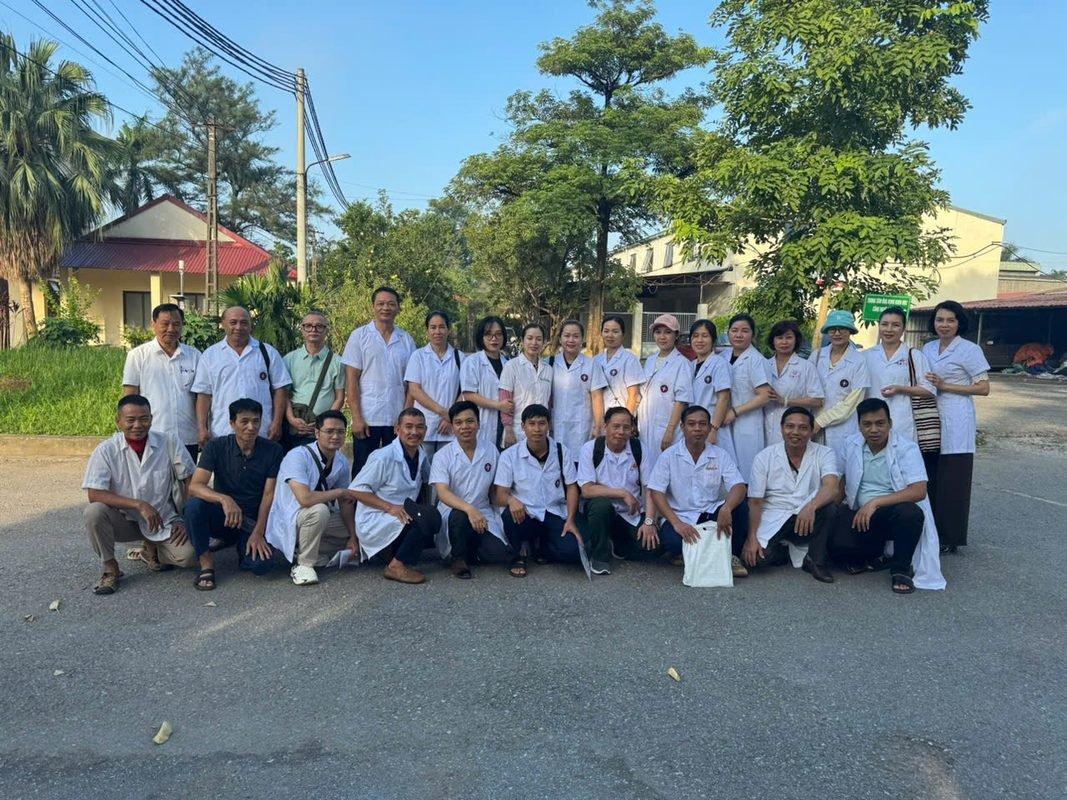 Sinh viên khoá trà thảo dược