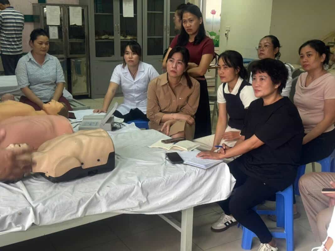 Thực hành kỹ năng sơ cấp cứu trong khóa học An toàn y tế