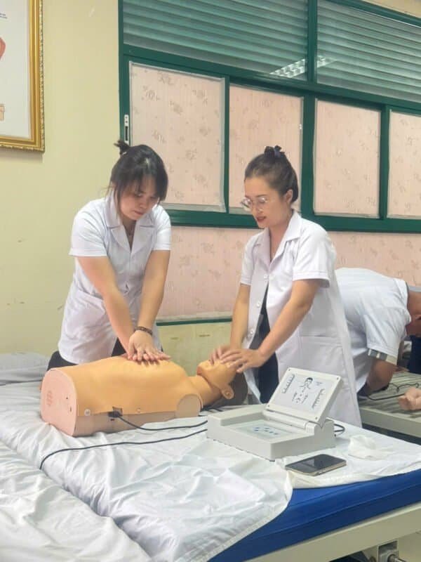 Sinh viên thực hành kỹ thuật hồi sinh tim phổi